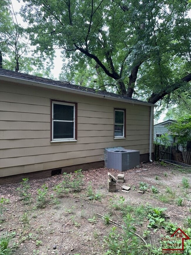 Building Photo - 712 Bronson St