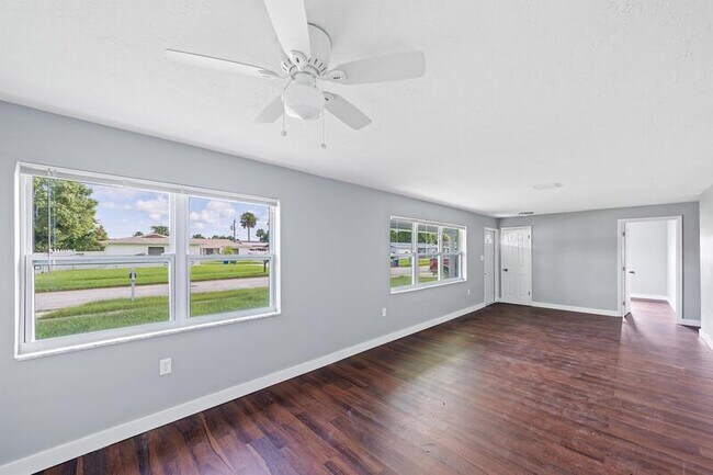 Building Photo - 1147 Manatee Dr