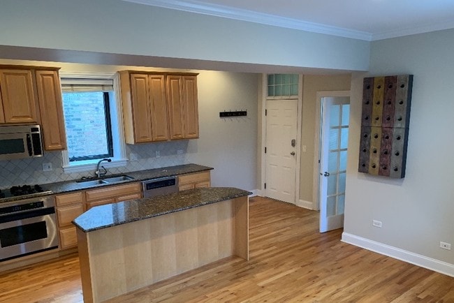 Kitchen with wine rack! - 722 W Addison St