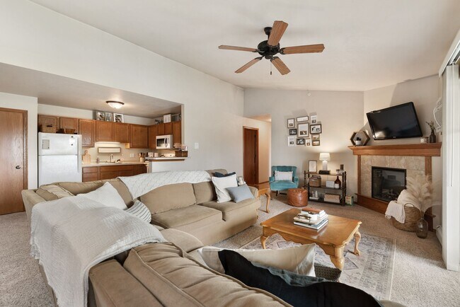 Foto del edificio - 1 Bed, 1 Bath 975 Sq Ft - 2nd Floor