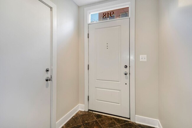 Foto del edificio - Charming 3 bedroom 3.5 Bathroom Row Home