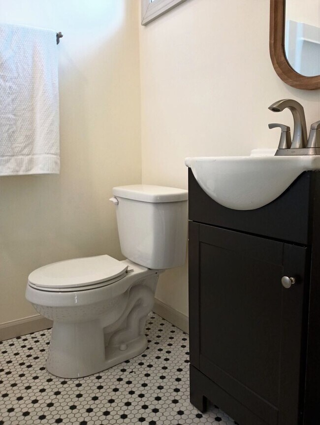 Building Photo - BEAUTIFUL 2/2 DUPLEX APARTMENT ***Ground L...