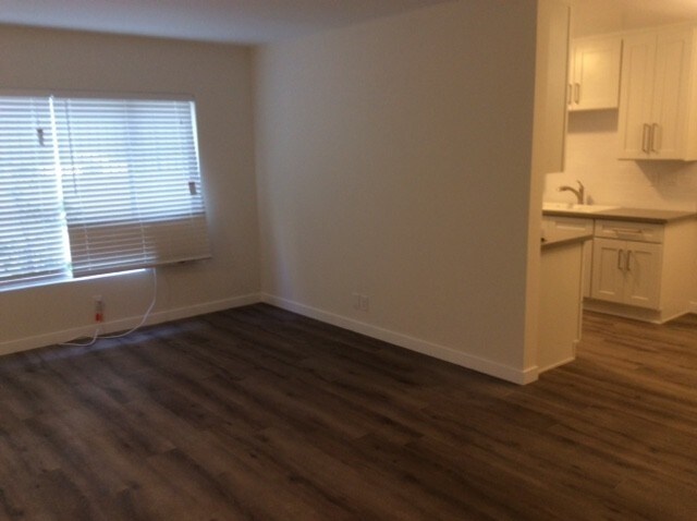 Building Photo - 2451 Corinth Ave