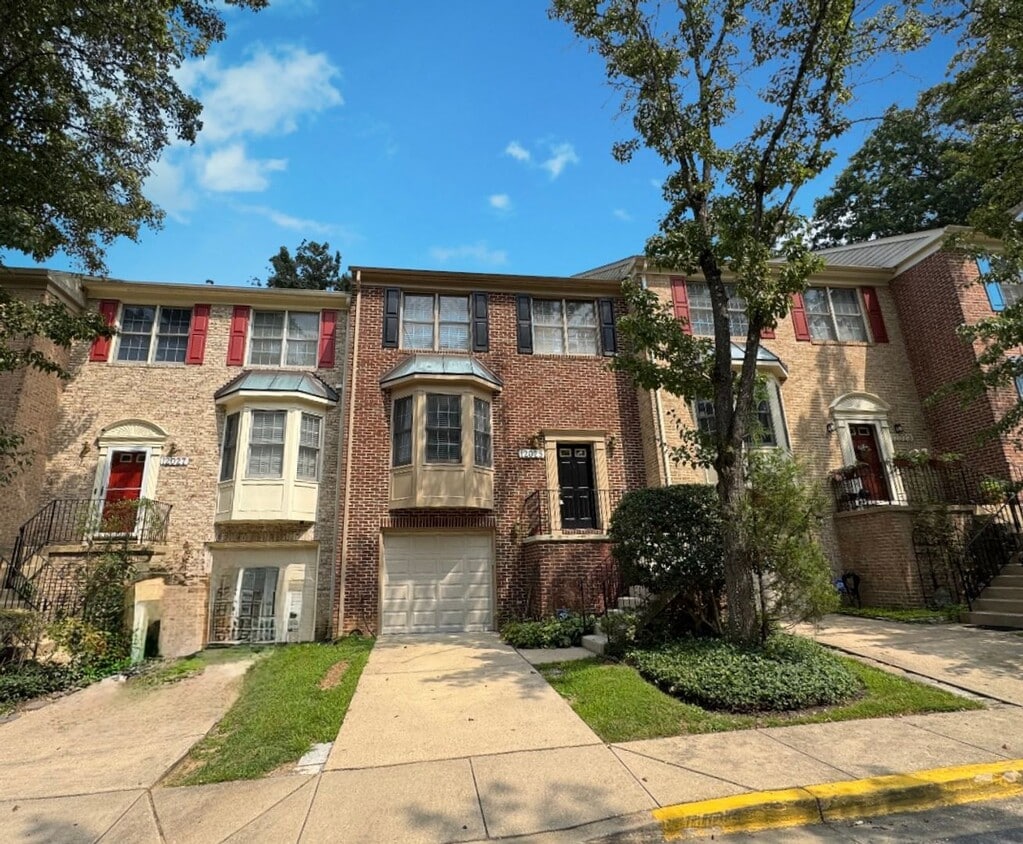 Primary Photo - Charming 3 BR/2.5 BA Townhome in Silver Sp...