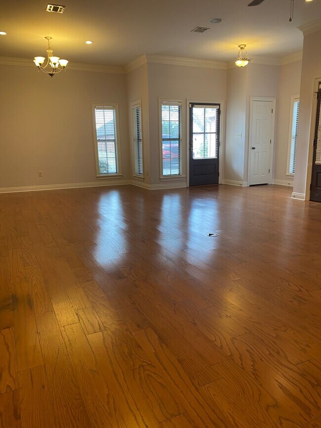 Building Photo - 3 Bedroom 2 Bathroom Patio Home