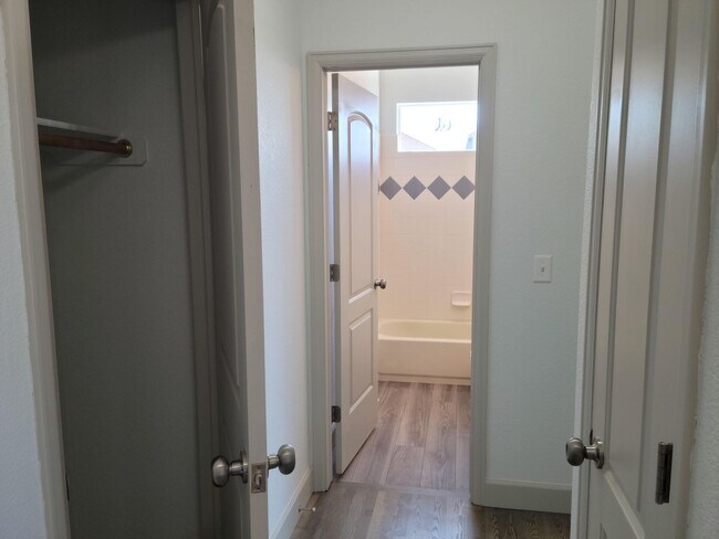 Foto del edificio - 5 Bed 3 Bath Ranch w/ AC - Available Now! ...