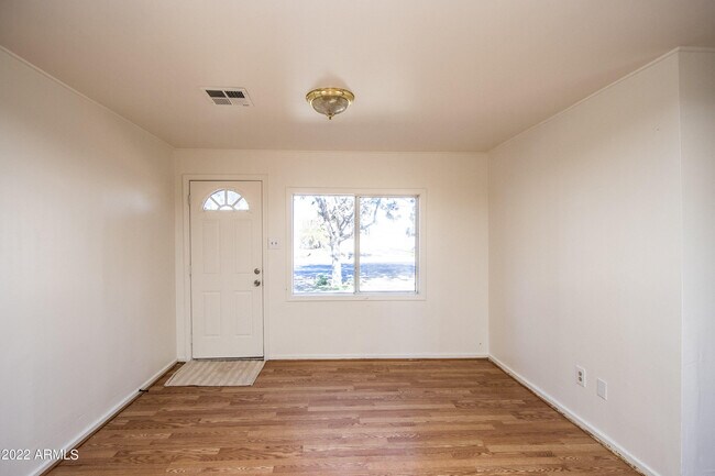 Building Photo - 105 E Vaughn Ave