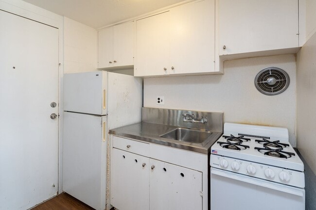 Building Photo - Available now! Prime location Studio with Parking!