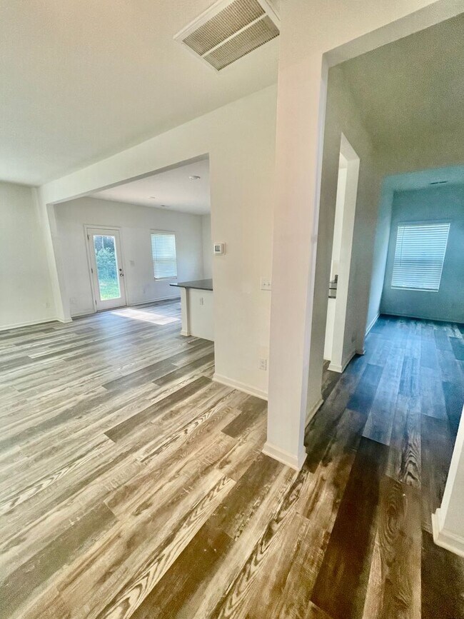 Foto del edificio - Welcome to this stunning 5-bedroom, 2-bath...