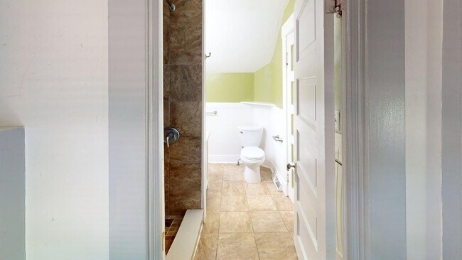 Baño #1 - 815 Brown St