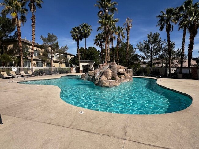 Foto del edificio - 3 Bedroom Condo - Gated - Summerlin - Detached Garage- New Carpet