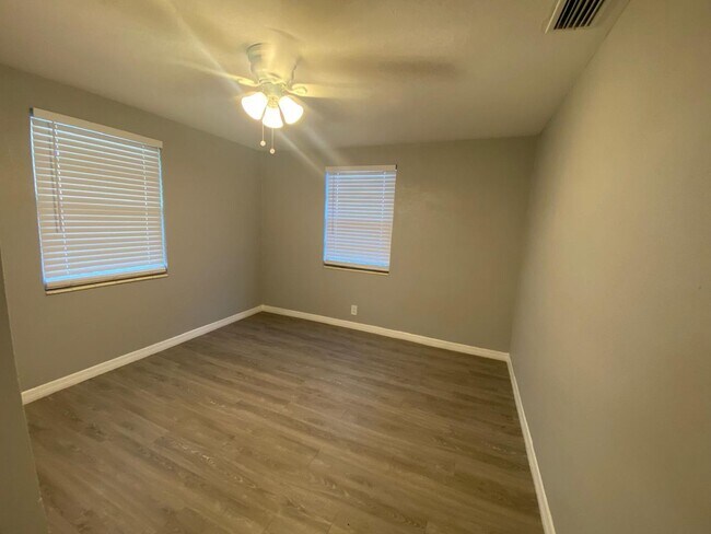 Foto del edificio - Fully Renovated 3-Bedroom Concrete Block Home in Tampa!