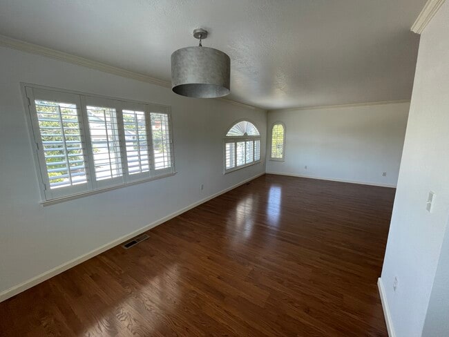 Foto del edificio - 108 Powell Avenue