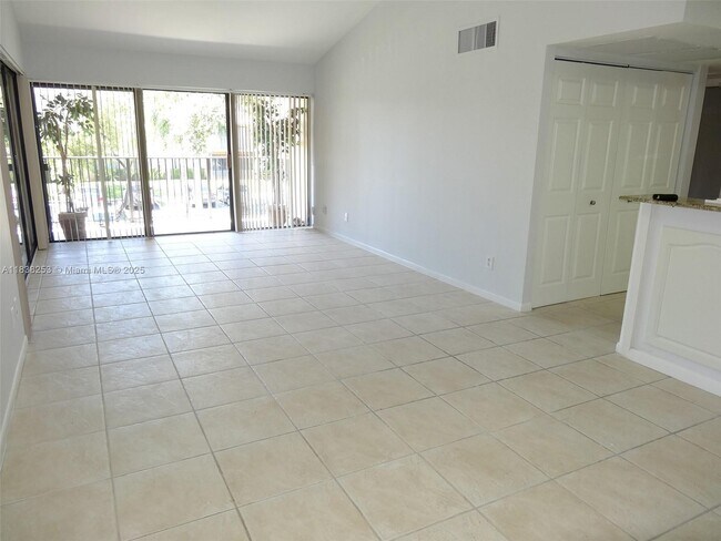 Foto del edificio - 5855 Washington St