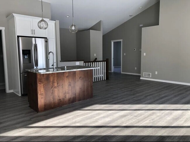 Building Photo - NW Highly Desirable Badger Hills neighborhood Beautifully maintained 4-bedroom, 2-bath, 2 car att...