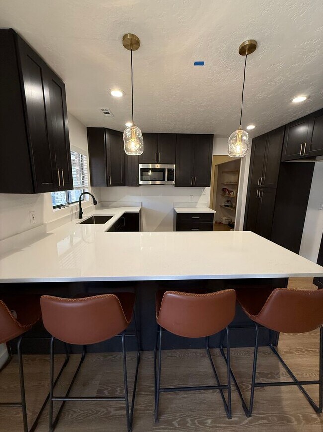 Foto del edificio - Remodeled Three Bedroom Home in Desirable Bloomington