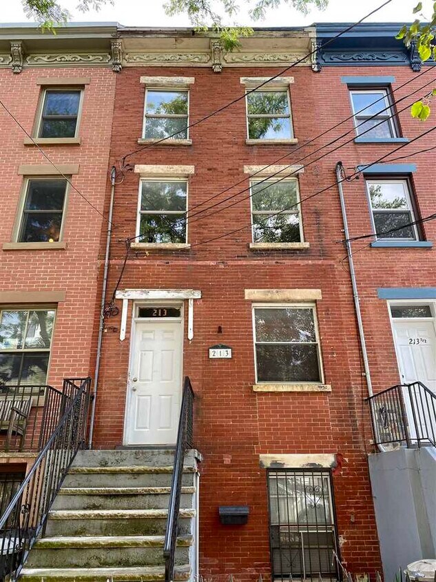 Primary Photo - 213 4th St