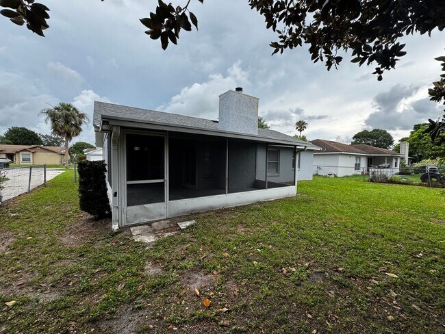 Building Photo - Updated & Spacious Home