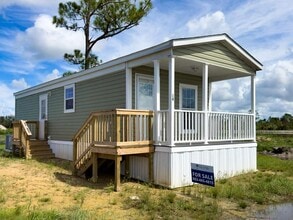 Building Photo - 14 S Lake Side