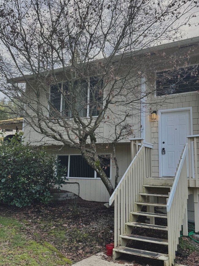Foto del edificio - Silverdale - Chico Way neighborhood 3 bedroom duplex now available
