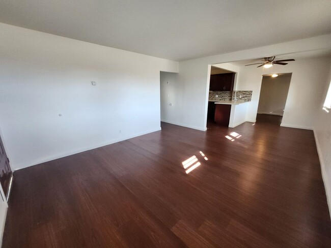 Foto del edificio - REMODELED 4 BEDROOM 2 BATH WITH 3 CAR GARAGE!