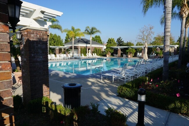 Building Photo - Beautiful 3 Bedroom 2.5 Bathroom Townhome ...