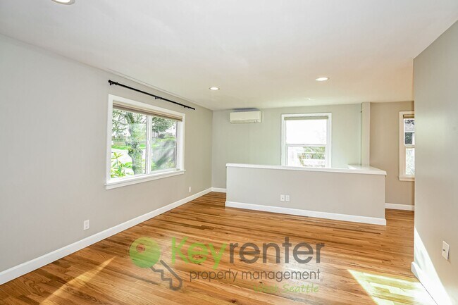 Foto del edificio - Modern Seattle Living with Deck, Yard, and Beautiful Views