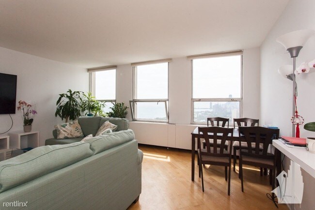 Foto del edificio - 2626 N Lakeview Ave