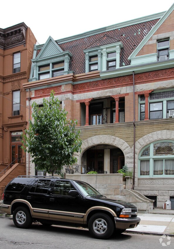 Primary Photo - 252 Hancock St