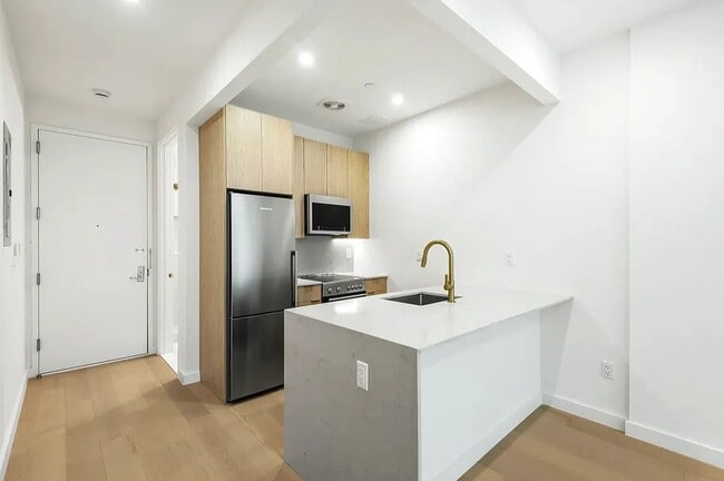 Building Photo - 248 Mott St