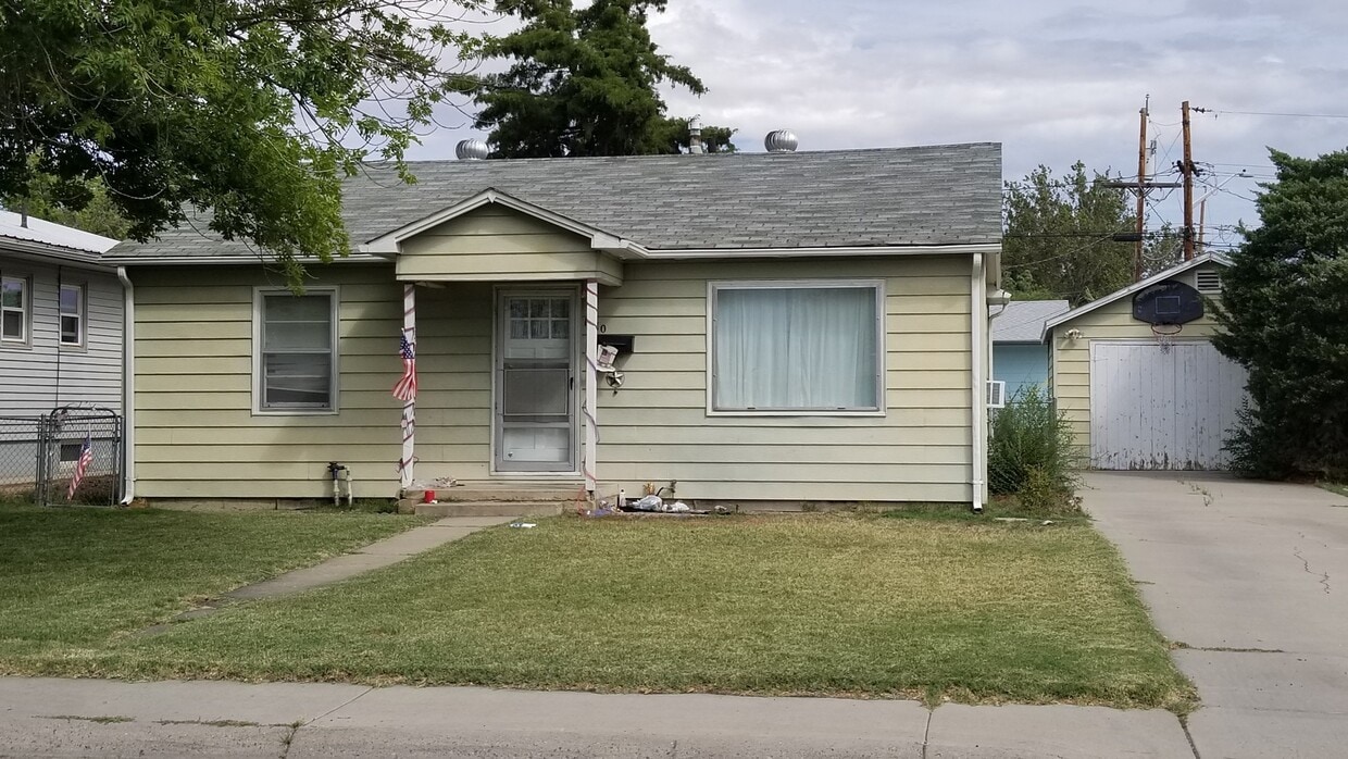 2 Bed 1 Bath House W/A Garage for Storage!!!!!! - 2 Bed 1 Bath House W/A Garage for Storage!!!!!!