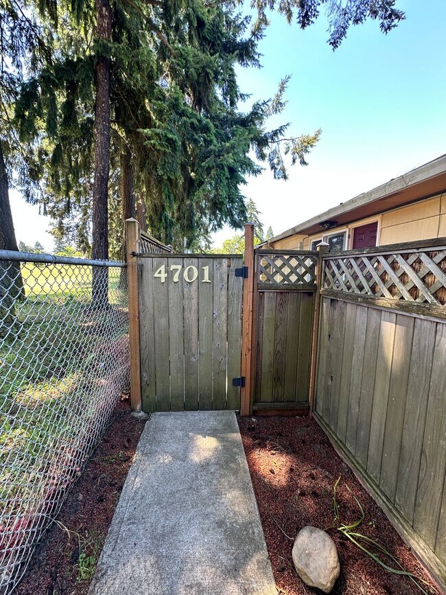 Building Photo - Awesome freshly painted 2-bedroom unit in ...
