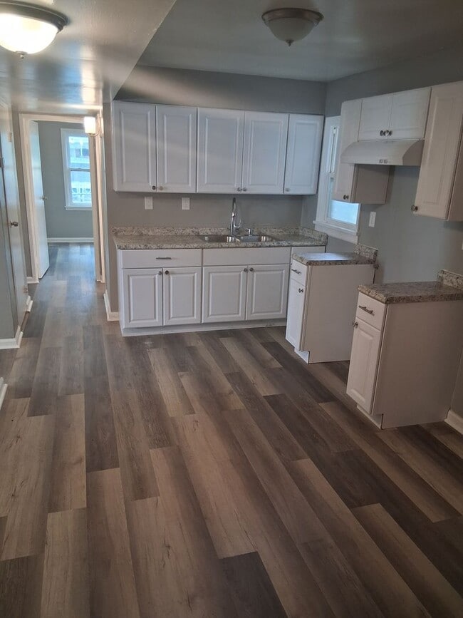 Building Photo - Great 4 bed 1.5 bath close to everything &...