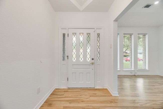Foto del edificio - Spacious updated East Dallas home with open layout, flex suite, and easy access to White Rock Lake