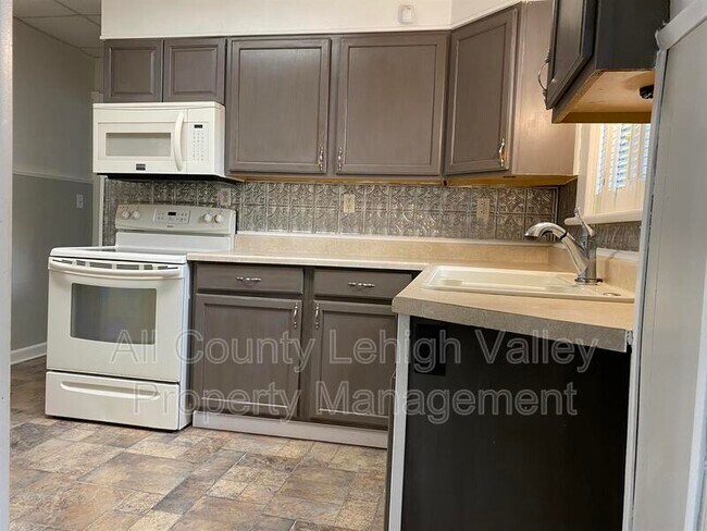 Building Photo - 604 S 23rd St