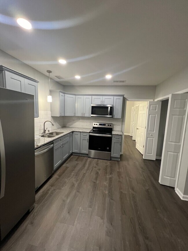 Building Photo - Newly Renovated 2 bed/1 bath apartment (Do...