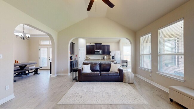 Foto del edificio - Spacious 4-bedroom, 2.5 bath, 3 car garage...