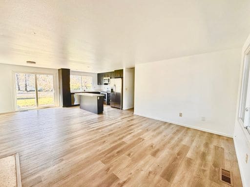 Foto del edificio - Charming 4BR Home with Huge Yard - W/D and Garage