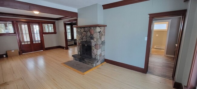 Building Photo - AVAILABLE NOW - 4 Bedroom with garage