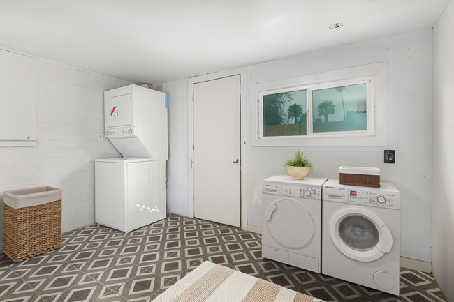 Foto del edificio - Renovated Large 2 bed | 1 bath - Close to ...