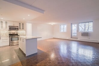 Building Photo - 4800 Maisonneuve Blvd W