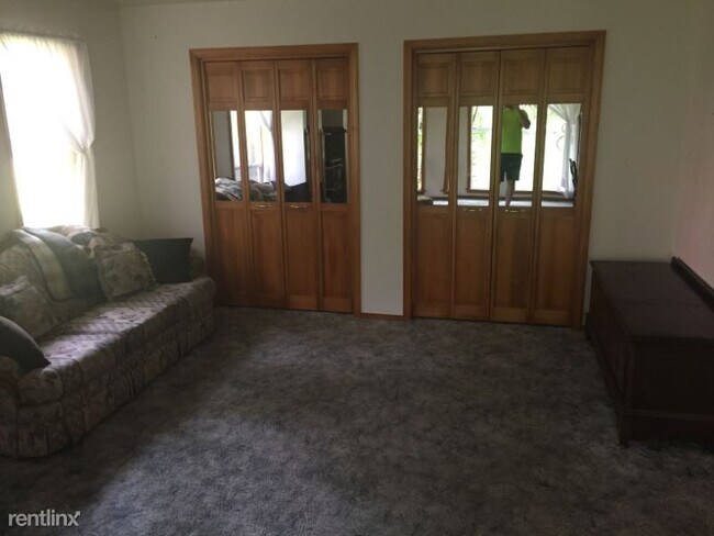 Building Photo - 2 br, 1 bath House - 645 Pine Hollow Rd.