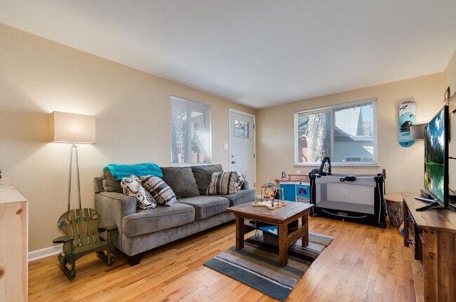 Foto del edificio - Roomy Sunnyside Duplex with Finished Basement in a Prime Location