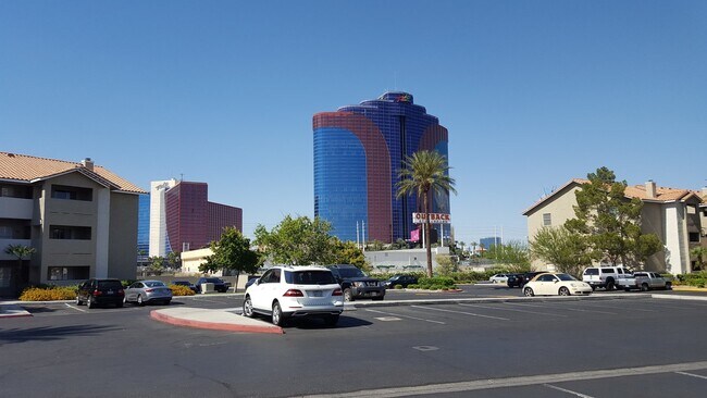 Foto del edificio - Rare Find 2 Bed, 2 Bath Condo Ideally Located Near the Las Vegas STRIP