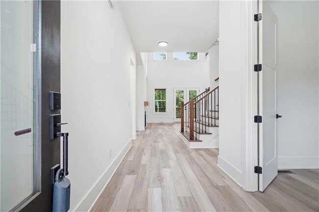 Building Photo - 5676 Meadow View Dr