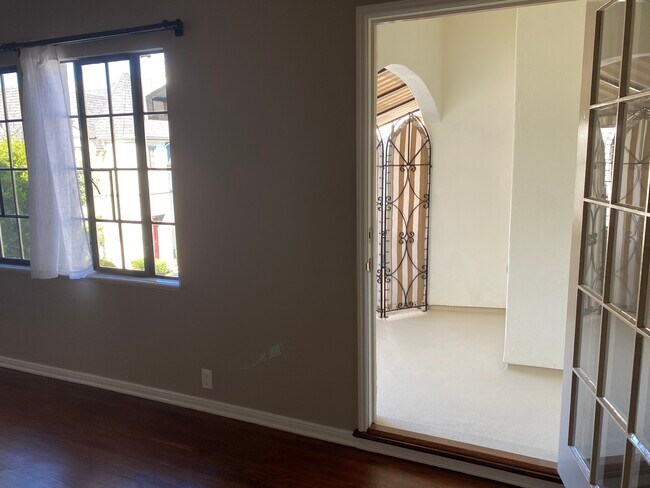 Balcony - 921 S Hobart Blvd