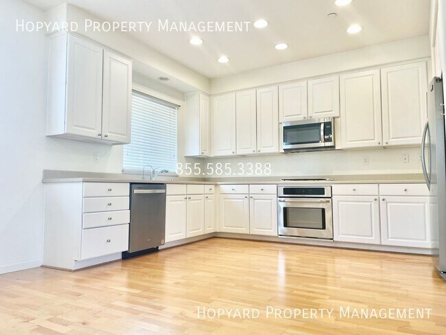 Building Photo - Lovely 3 Bedroom Home in Amazing Location!