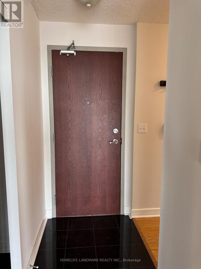 Photo du bâtiment - 16 Harrison Garden Blvd