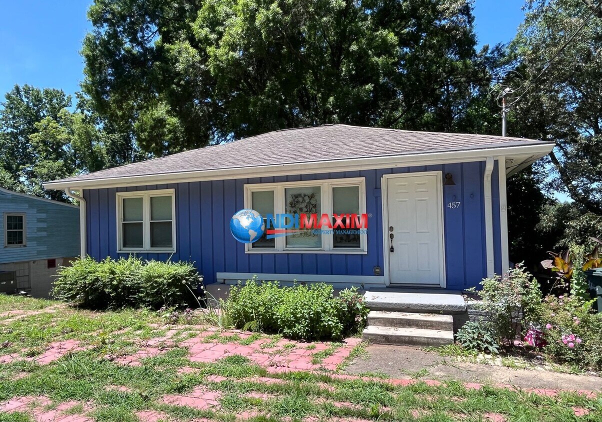 Primary Photo - Adorable cozy bungalow only 2 miles from M...