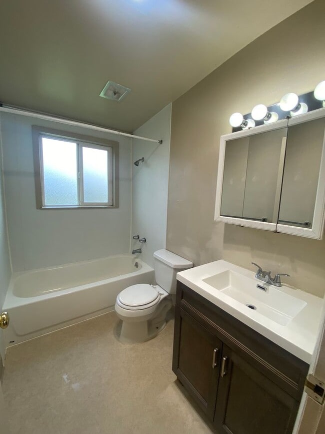 Building Photo - 2 bdrm, 1 bath duplex with yard and carpor...